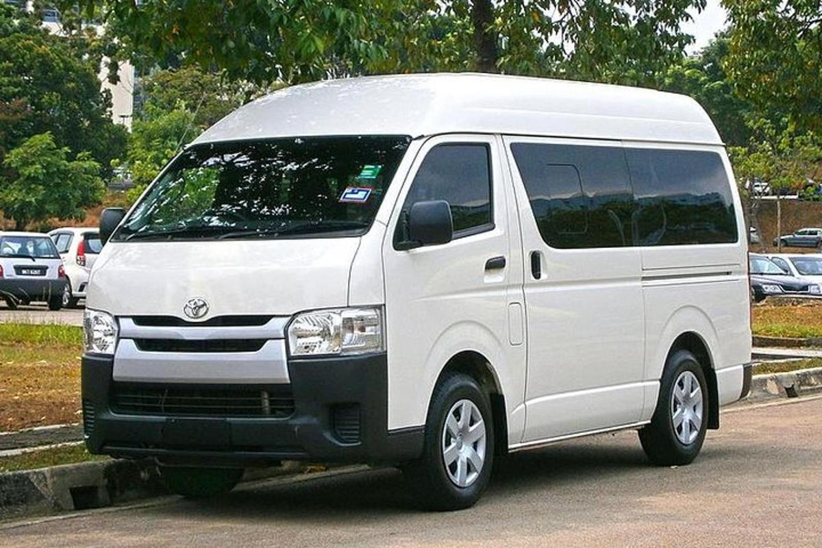 isang puting van ang nakaparada sa isang parking lot
