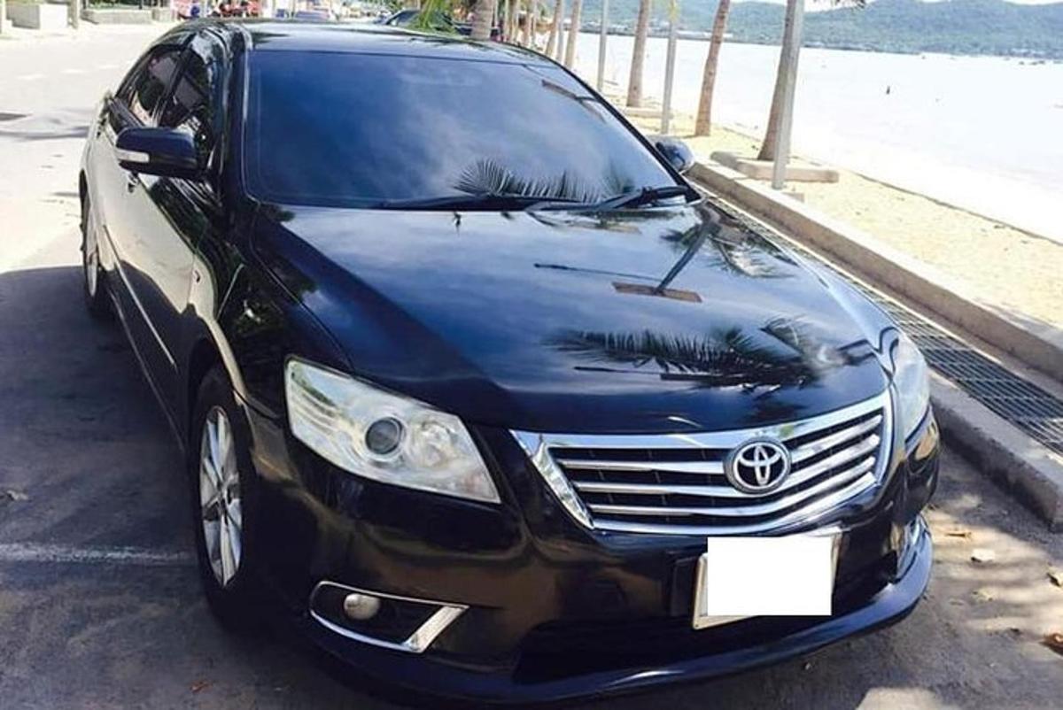 sebuah kereta hitam diletakkan di tempat letak kereta
