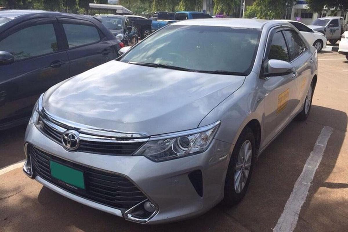 sebuah kereta berwarna perak diletakkan di tempat letak kereta