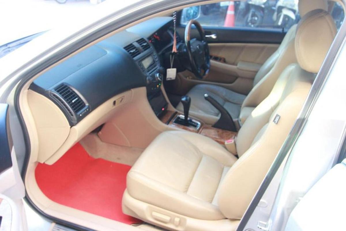 pemandangan bahagian dalam kereta