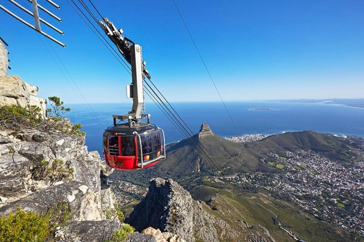 una funivia rossa che vola sopra la montagna