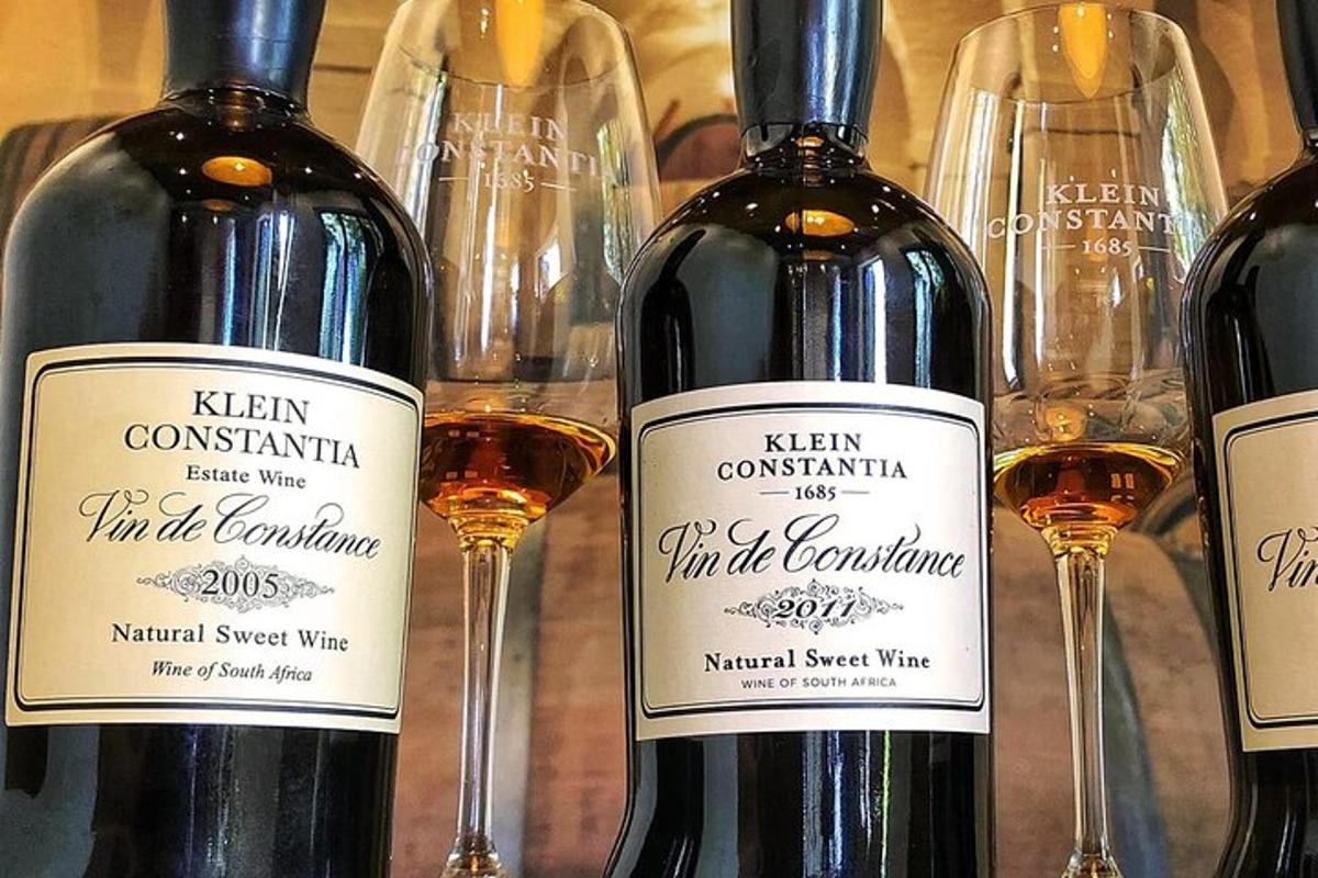 quattro bottiglie di vino accanto a bicchieri da vino