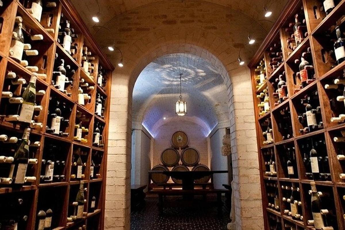 una stanza piena di tante bottiglie di vino