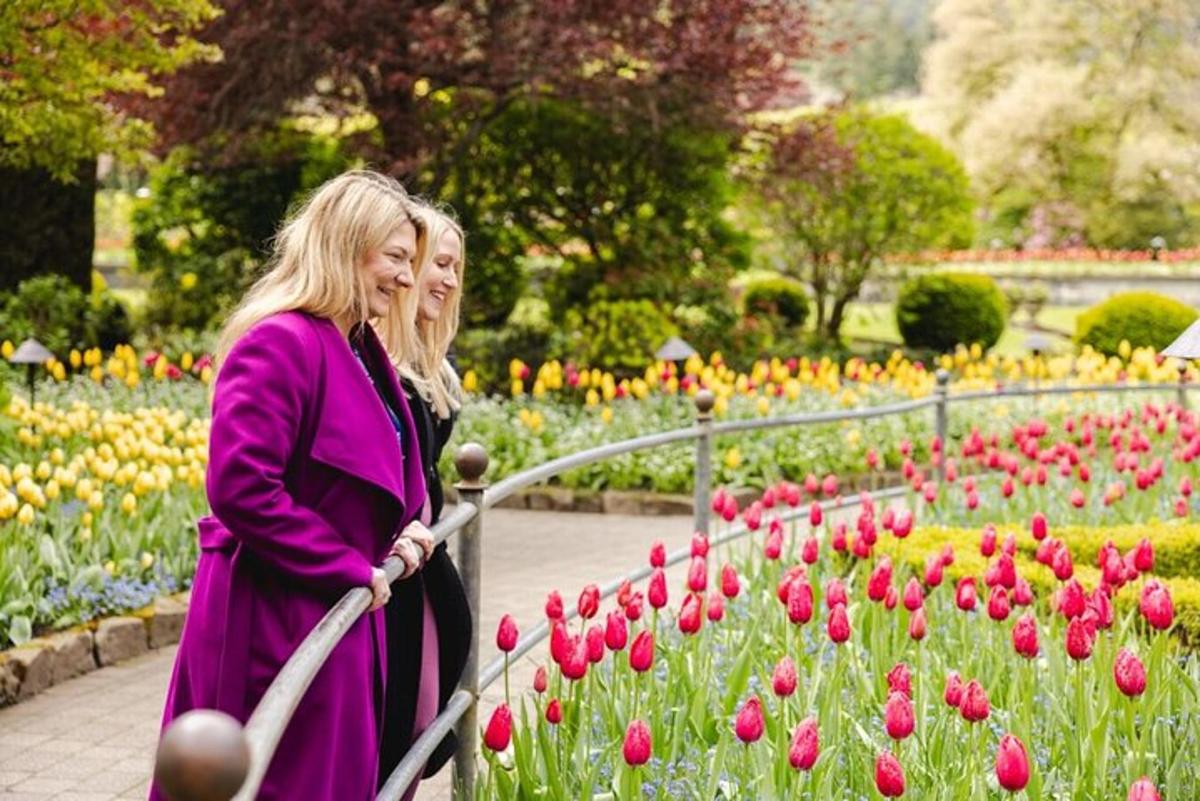 Két nő áll egy tulipánkertben