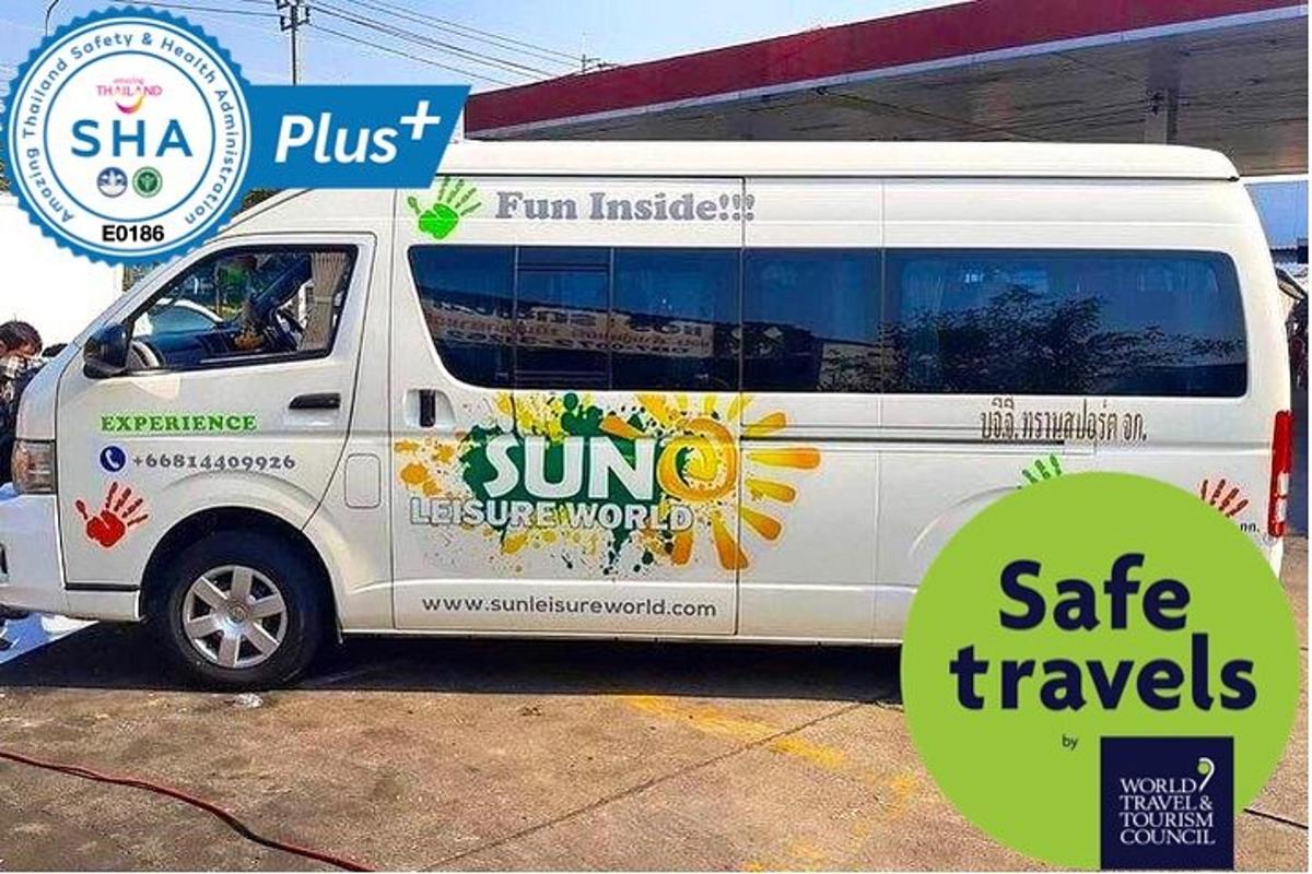 bel kombi parkiran pred bencinsko črpalko