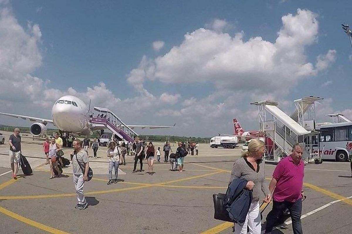 Un grupo de personas subiendo a un avión en una pista.