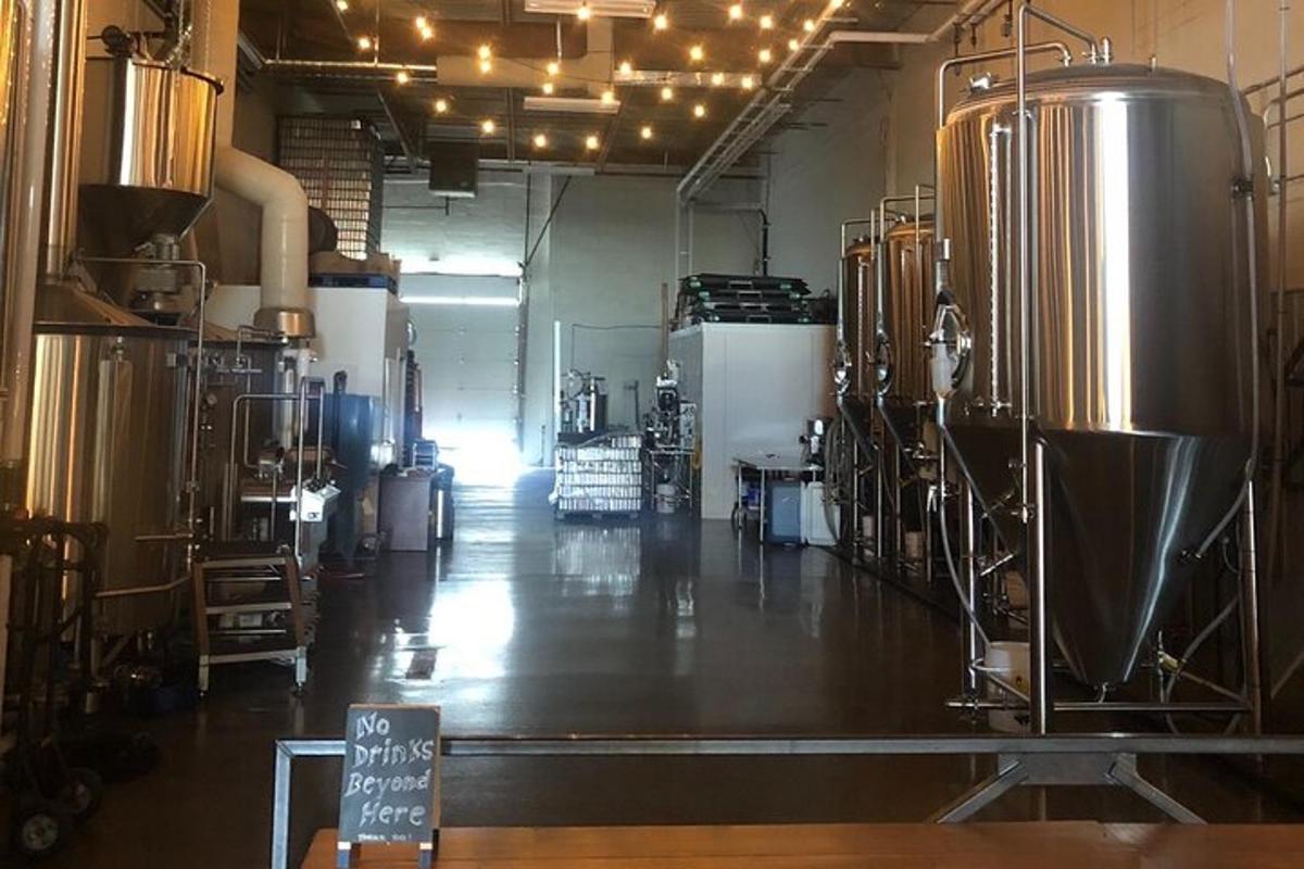 isang malaking silid na may isang grupo ng mga tangke sa isang brewery
