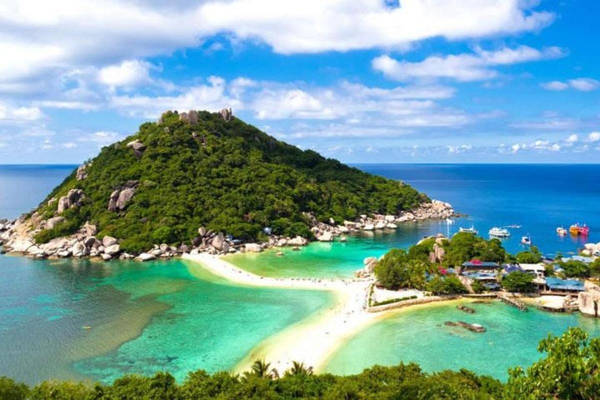 una piccola isola nell'oceano con una spiaggia