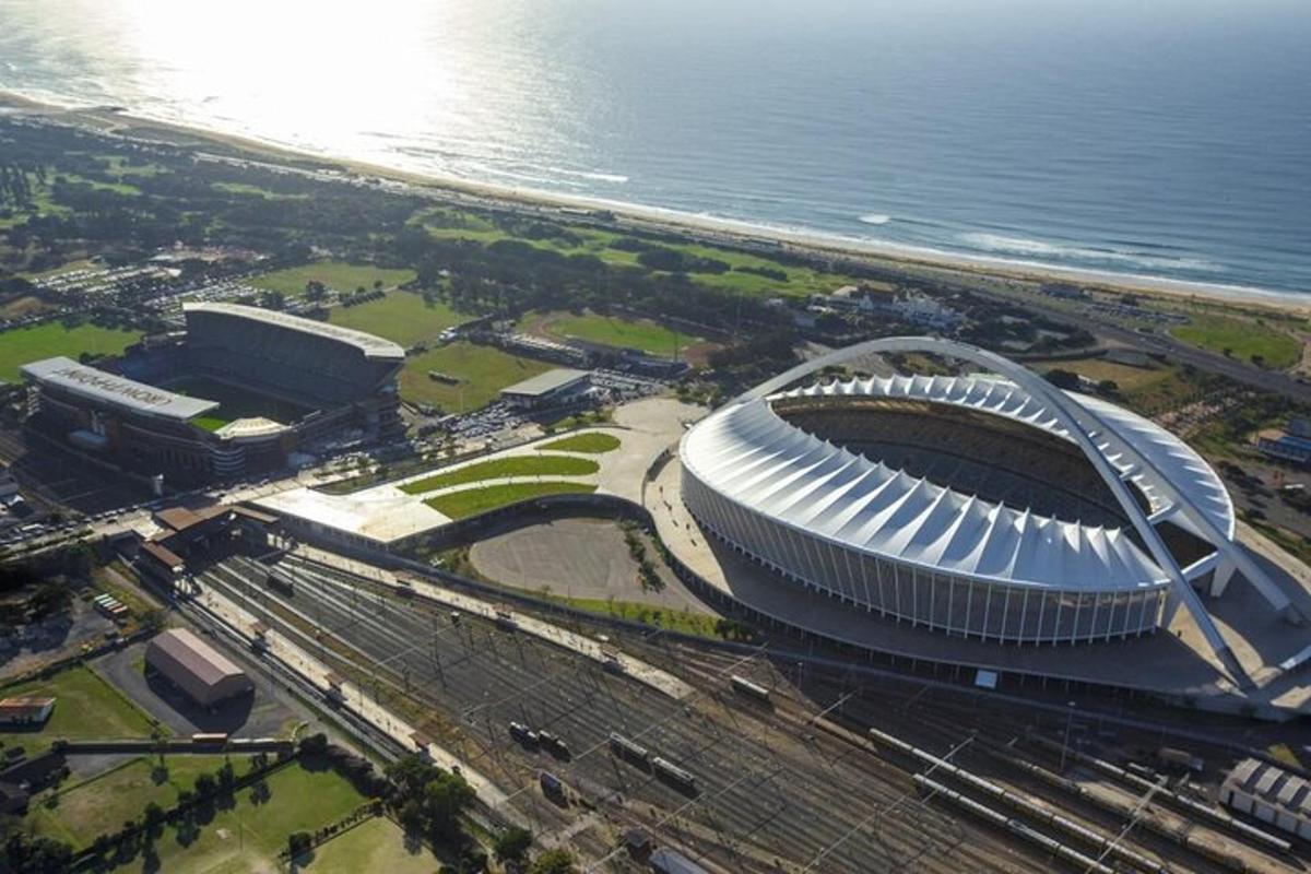 Letecký pohled na fotbalový stadion u oceánu