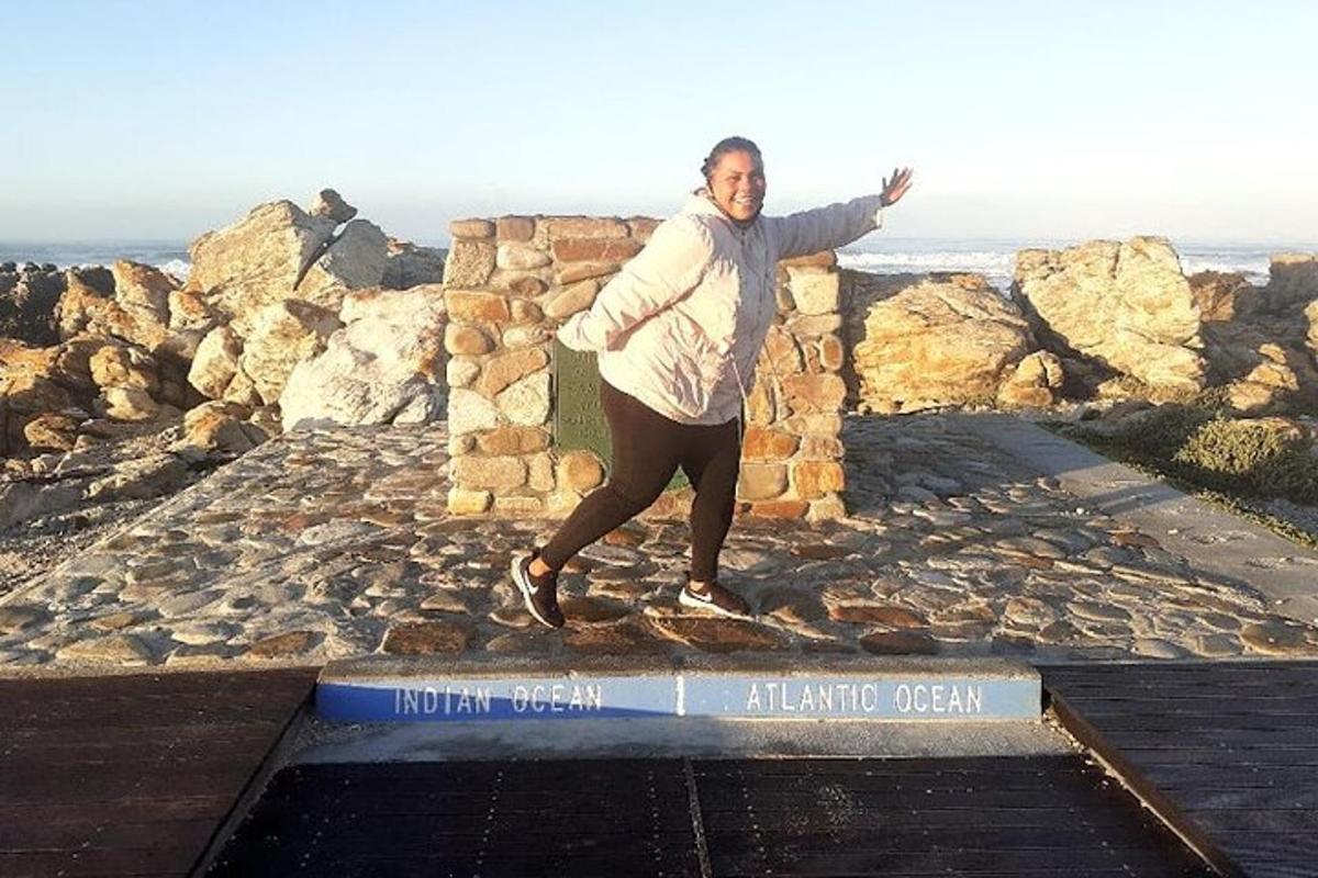 un uomo in piedi in cima a una parete rocciosa