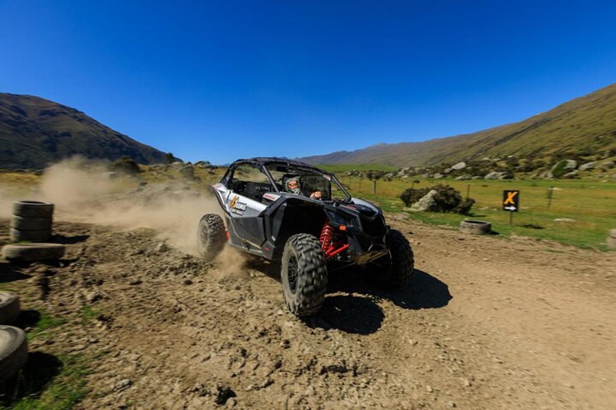 una persona su una jeep che guida su una strada sterrata