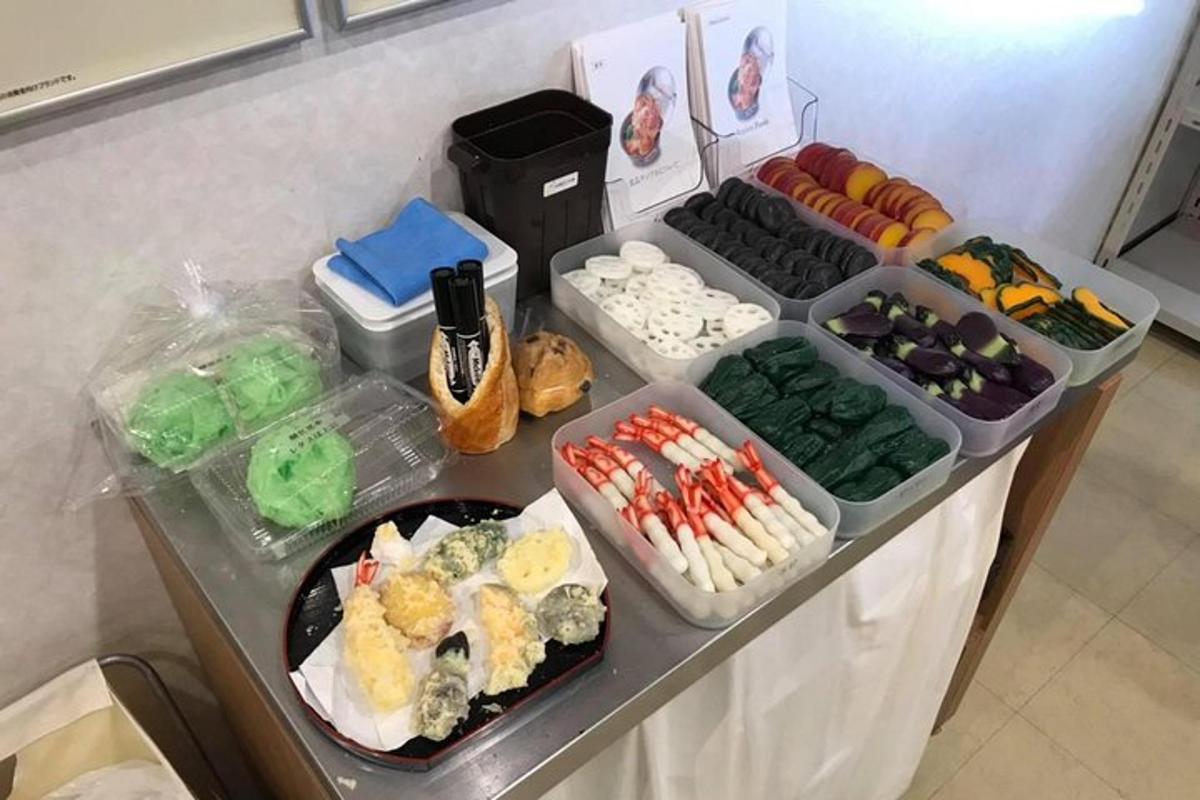 một bữa tiệc buffet với nhiều khay đựng các loại thức ăn khác nhau