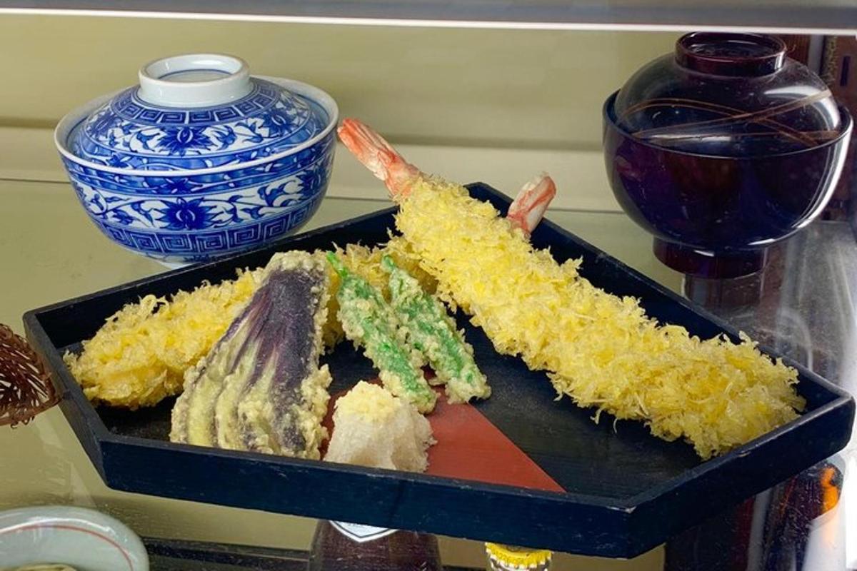 talíř sushi na stole s miskou
