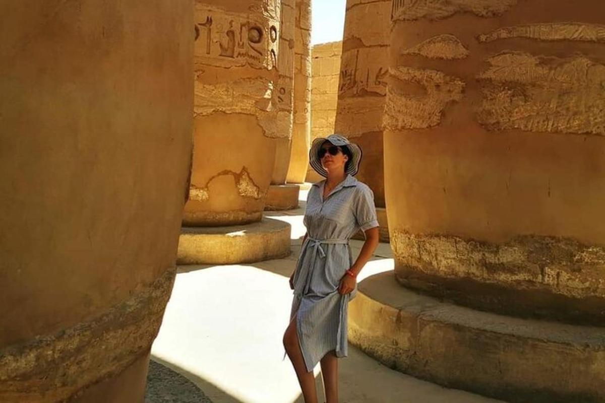 una dona dreta en un passadís d'un edifici