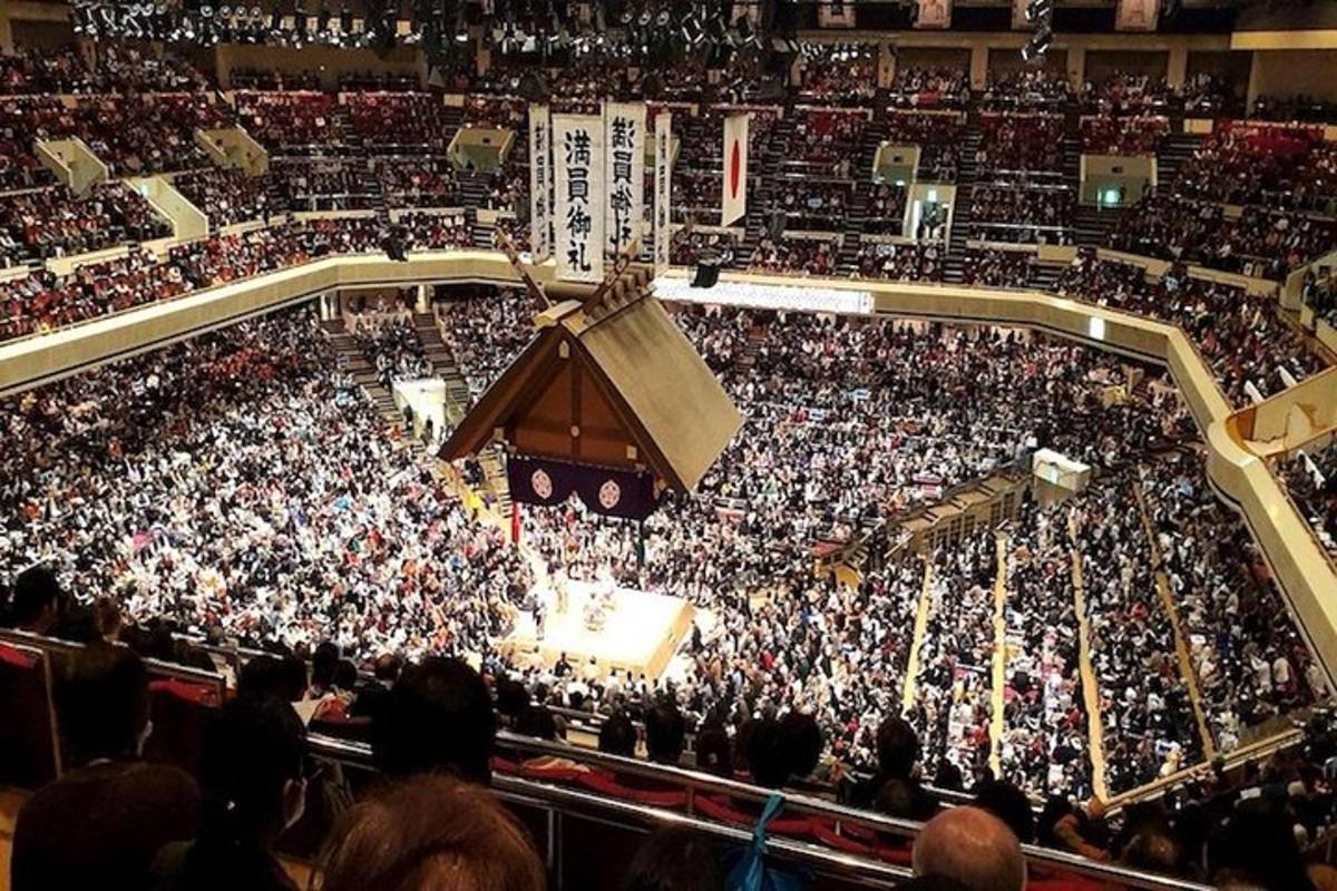 una grande folla di persone in un grande auditorium