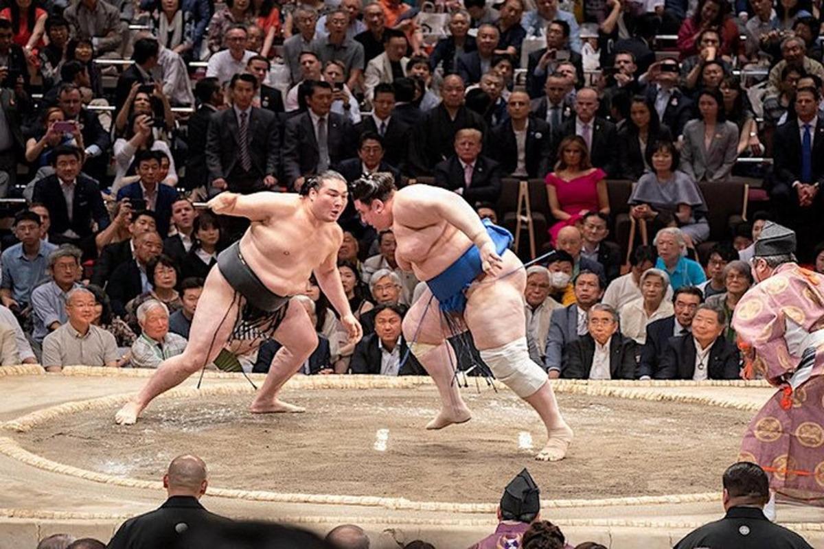 due uomini nel mezzo di un incontro di wrestling
