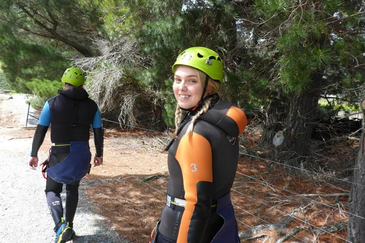 žena v záchranné vestě na zip line