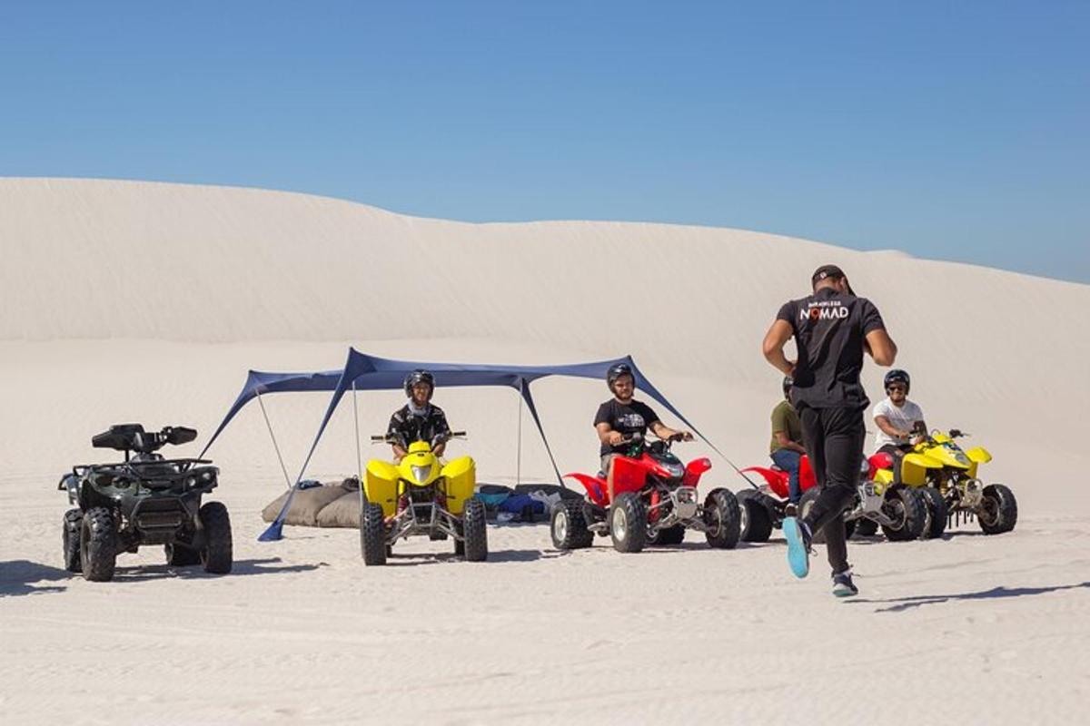 sekumpulan orang di atv di padang pasir