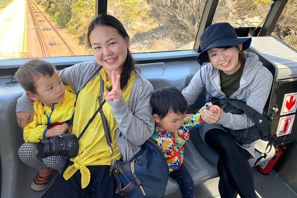 两名妇女和两名儿童坐在火车上