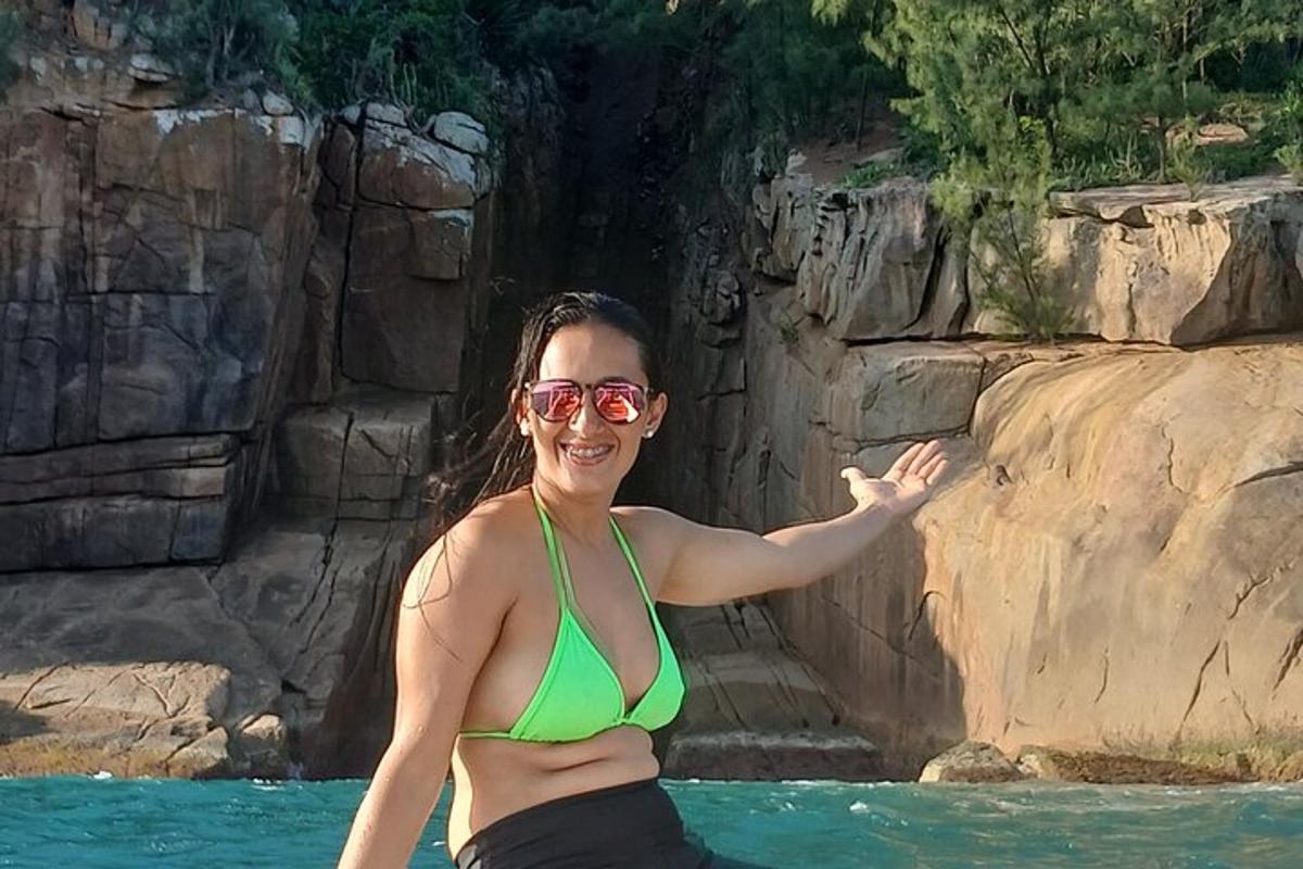 một người phụ nữ mặc bikini màu xanh lá cây trong nước