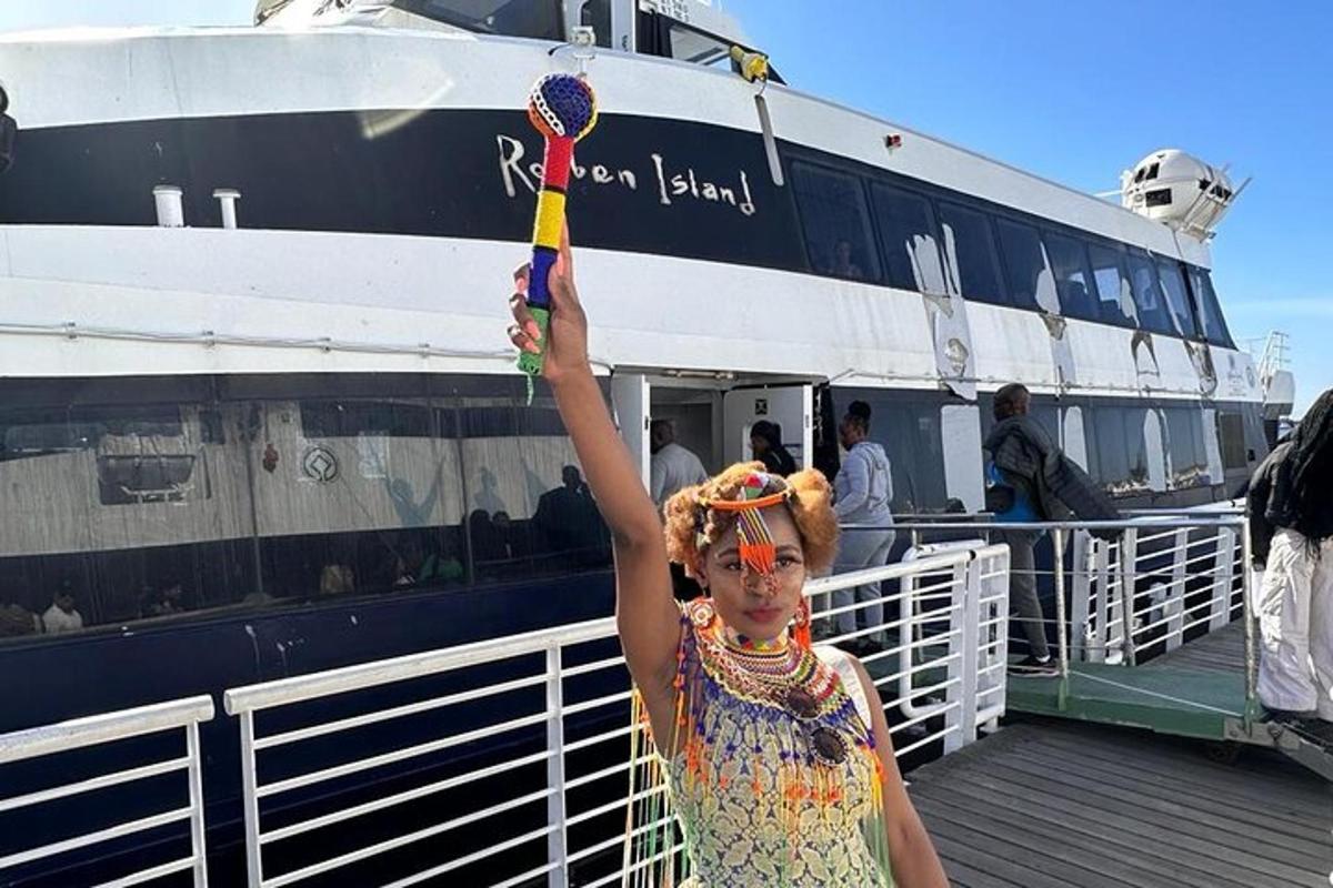 en kvinne som står på en brygge ved siden av en båt