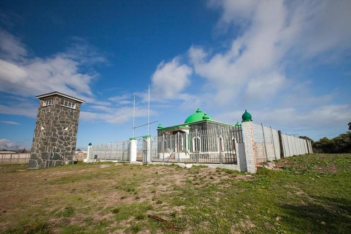 una recinzione e un edificio con una cupola verde