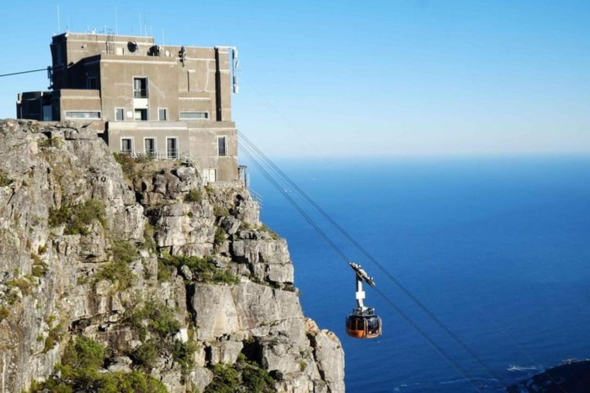 una funivia che sale sul fianco di una montagna