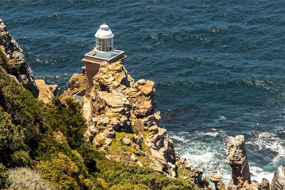 svetilnik na pečini blizu oceana