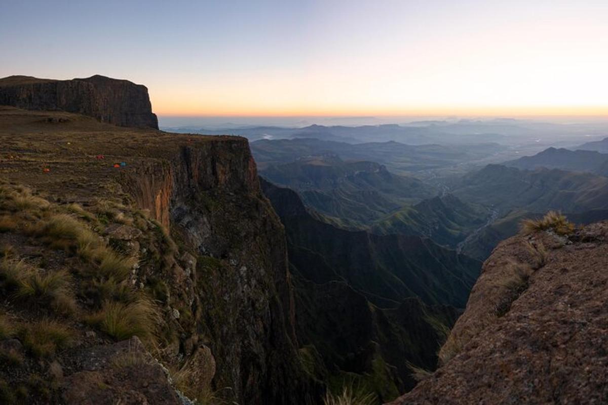 una vista des del cim d'una muntanya