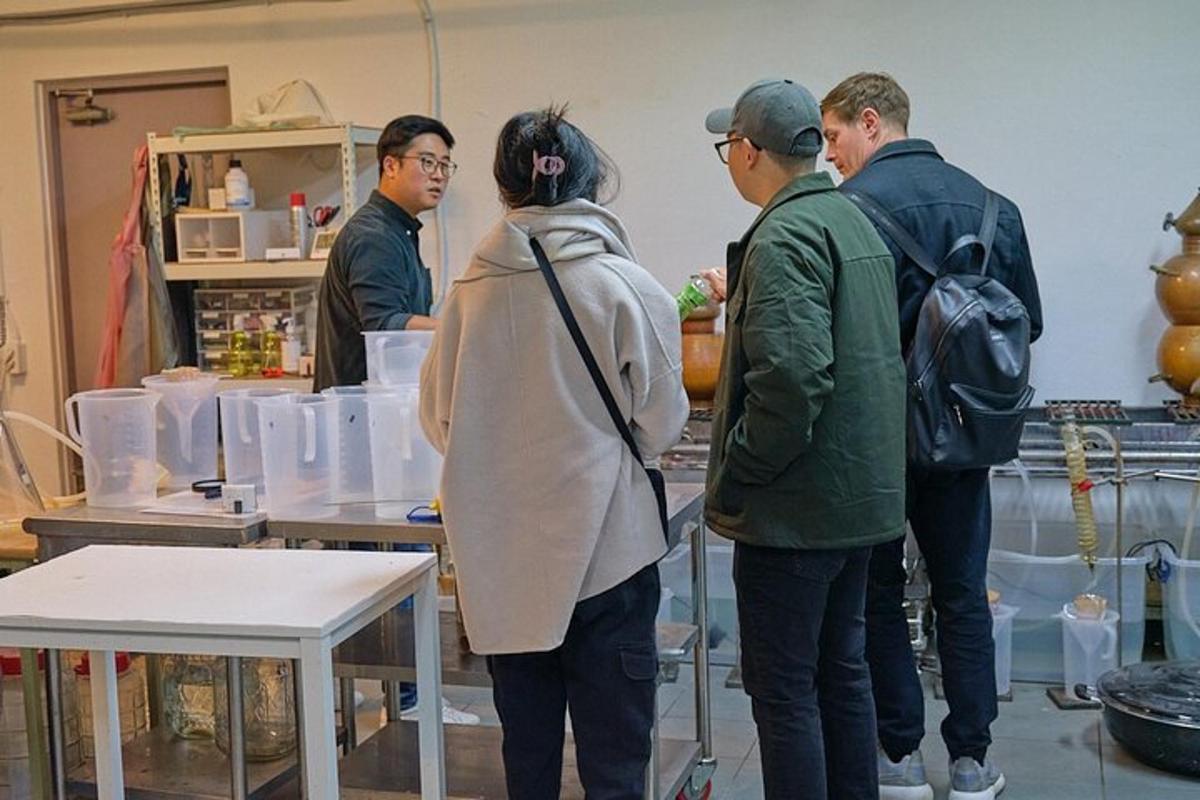 egy csoport ember áll egy szobában