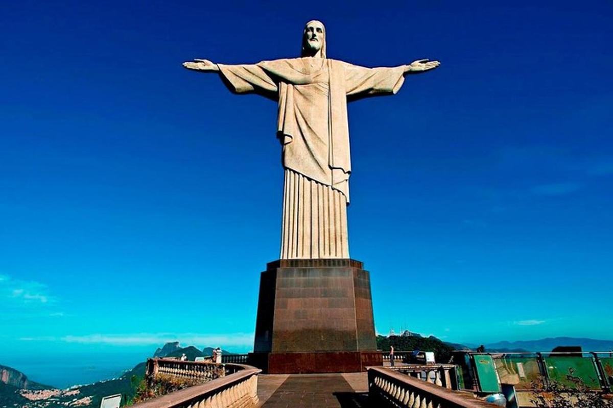una statua del Cristo Redentore su una collina