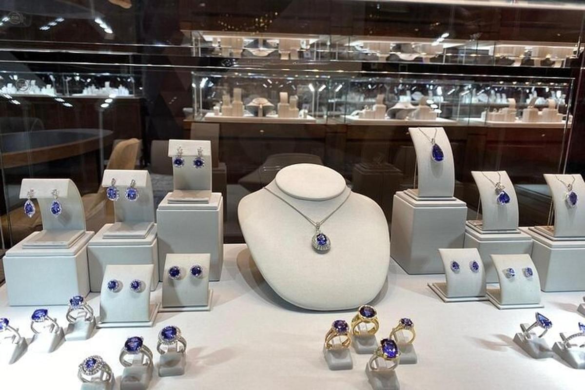 una mostra di orologi e una collana su un tavolo