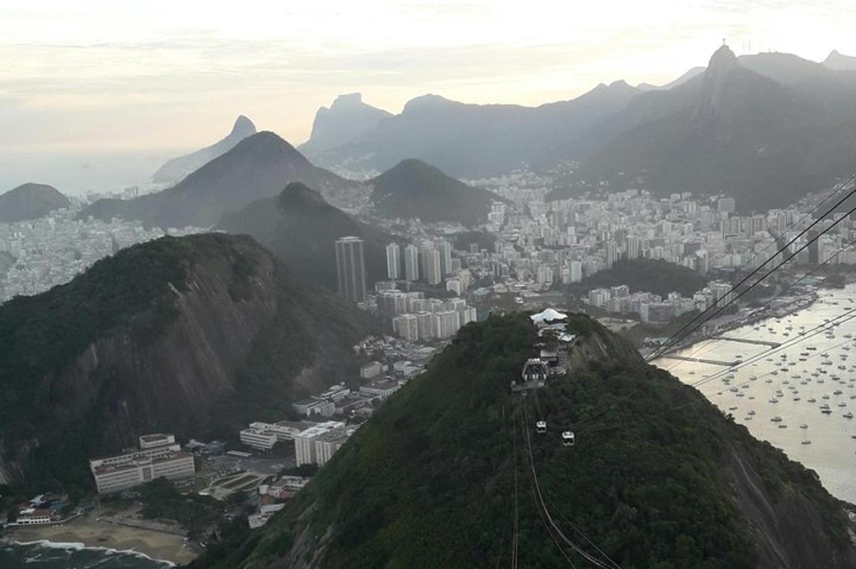 una vista di una città da una montagna