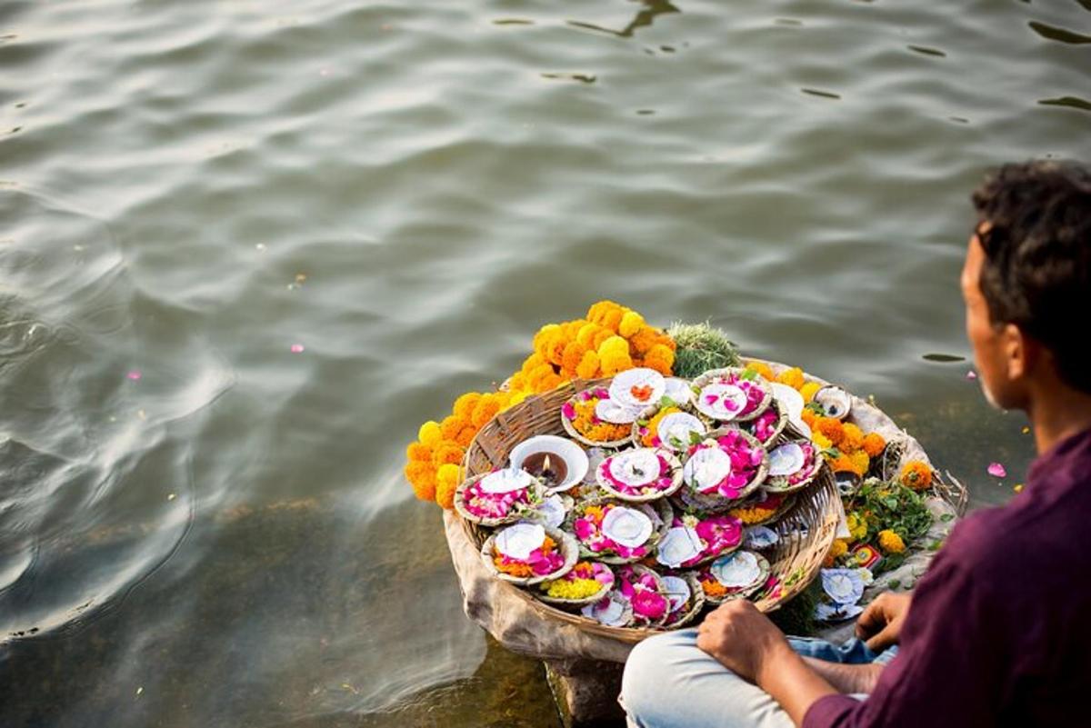 due persone sedute in acqua con un cesto di fiori