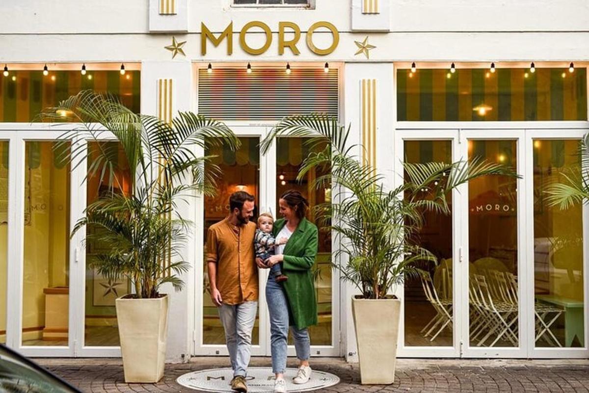 một gia đình đang đứng trước một cửa hàng moco