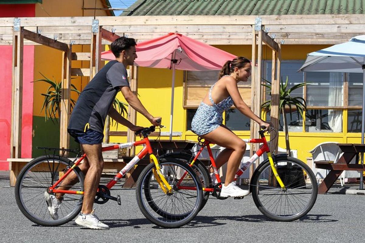 um homem e uma mulher andando de bicicleta