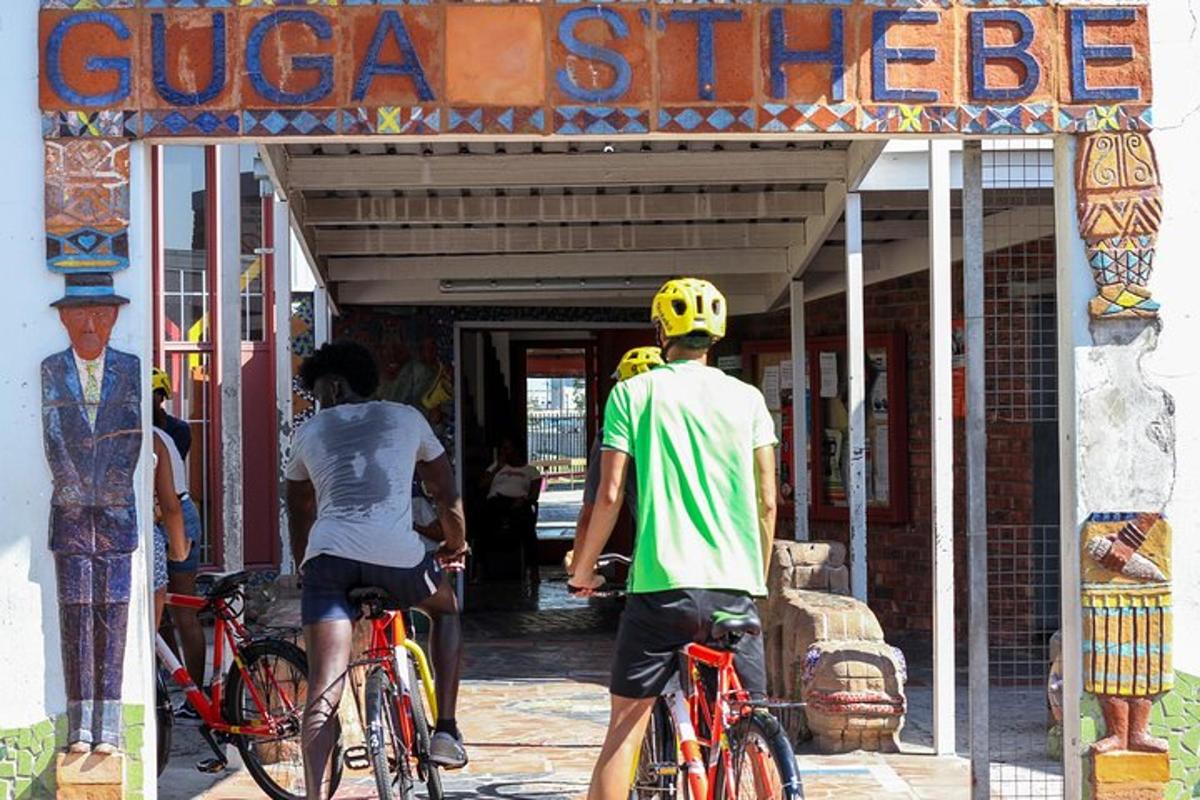 um grupo de pessoas em bicicletas em frente a uma loja