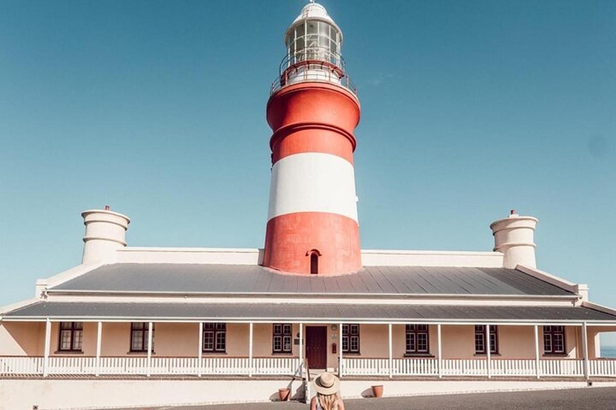 um farol vermelho e branco no topo de um edifício