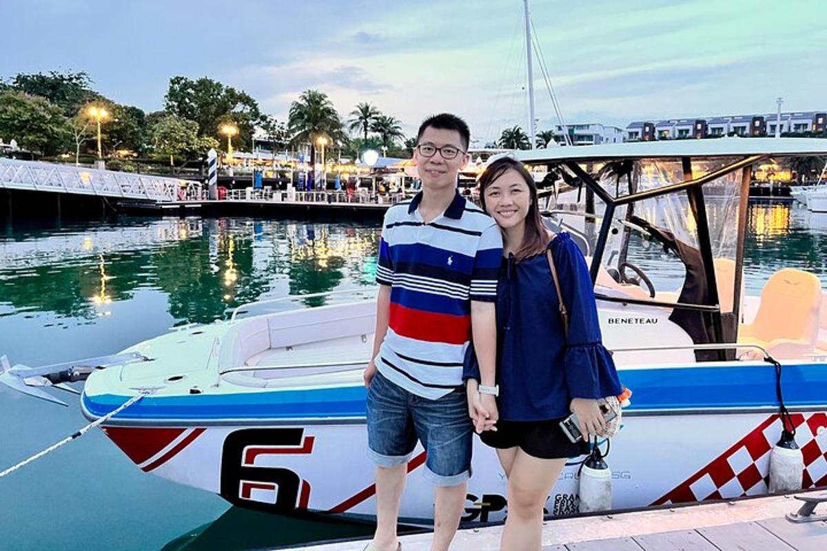 một người đàn ông và một người phụ nữ đứng cạnh một chiếc thuyền