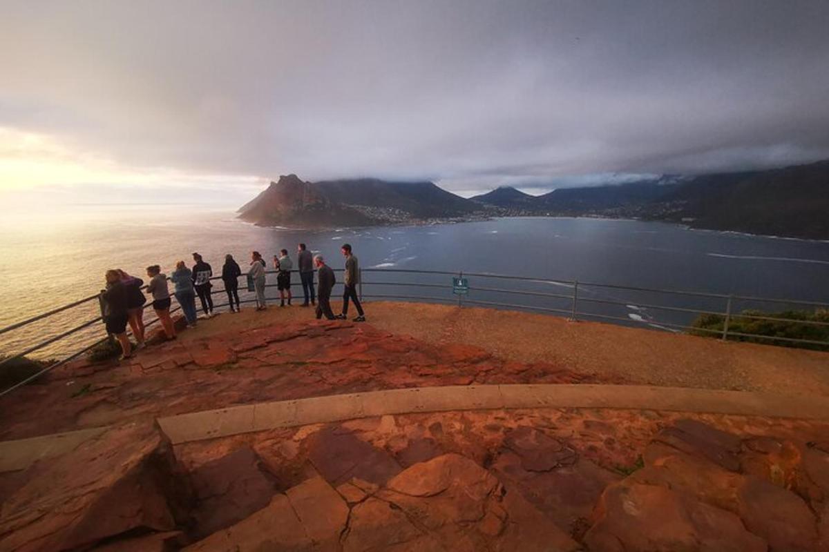 um grupo de pessoas em pé no topo de uma montanha