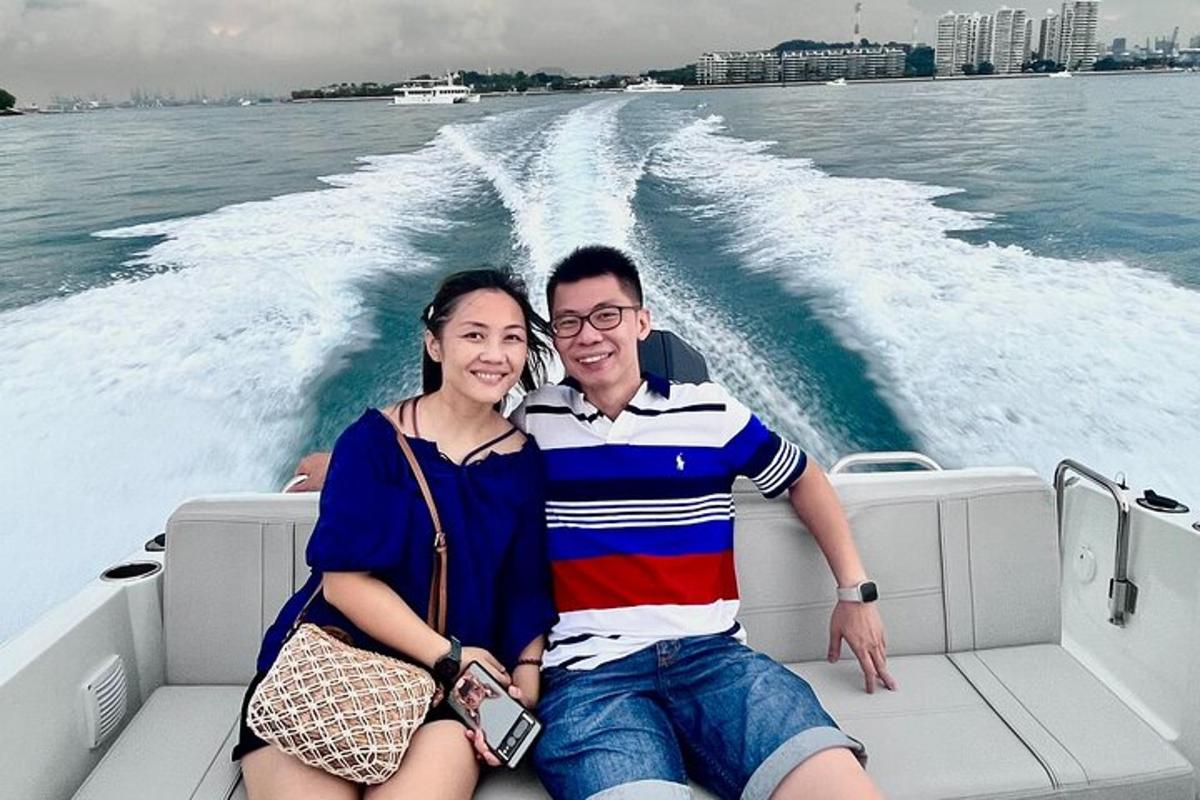 một người đàn ông và một người phụ nữ ngồi ở phía sau thuyền