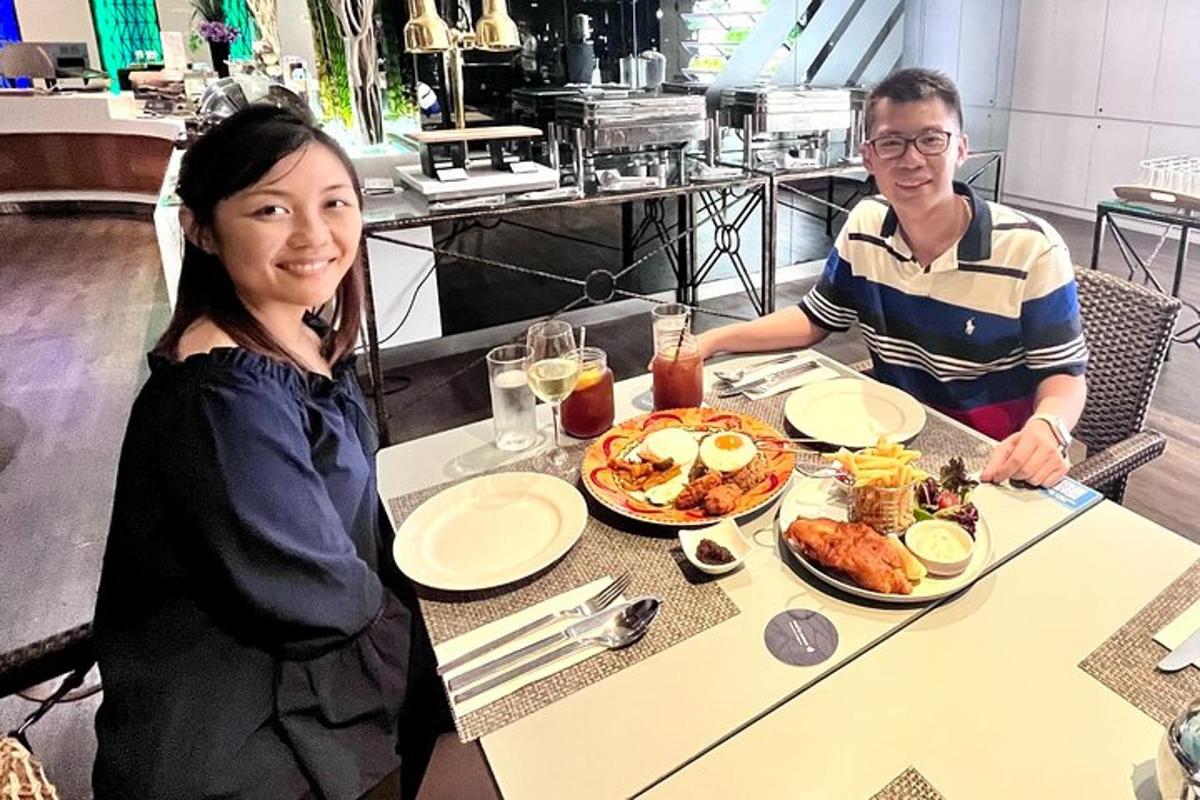 một người đàn ông và một người phụ nữ đang ngồi ở một cái bàn với thức ăn