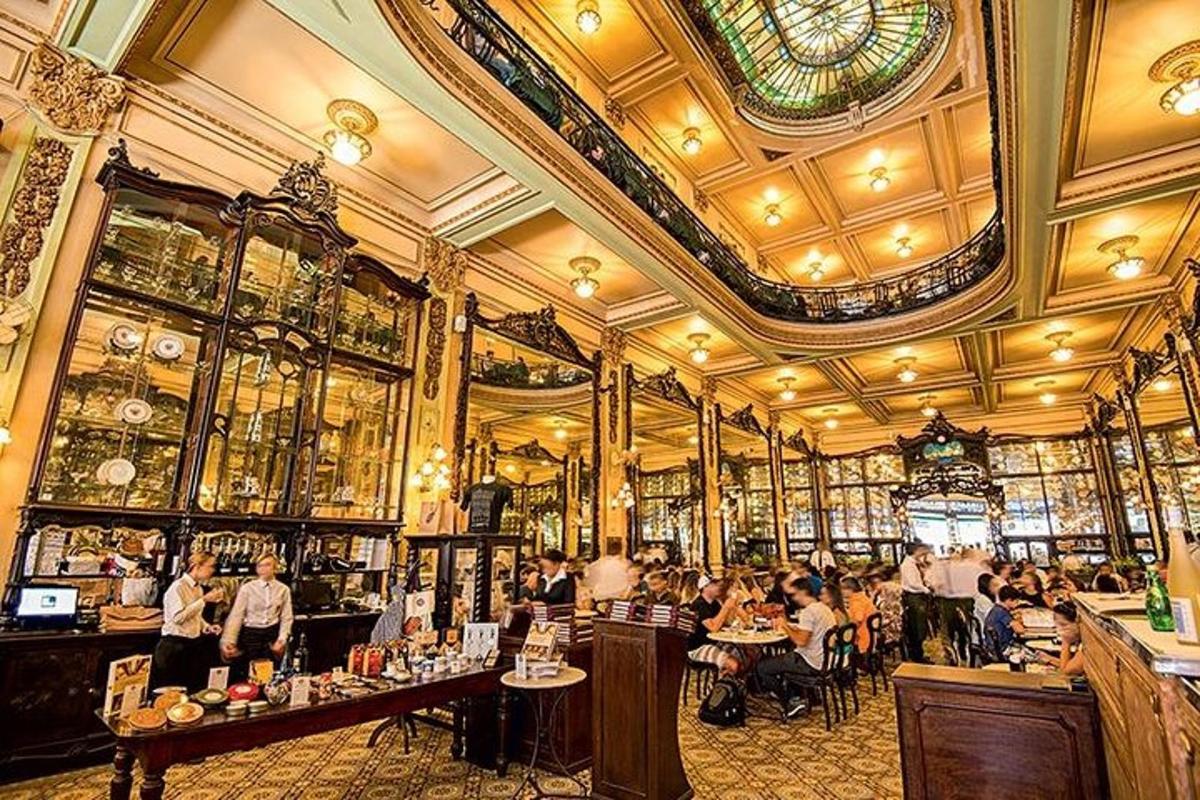 restaurace s lidmi sedícími u stolů v budově