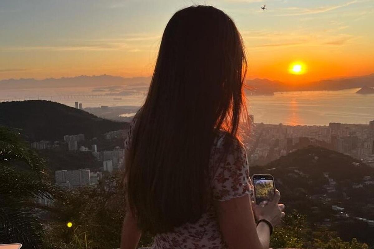 sieviete fotografē saulrietu