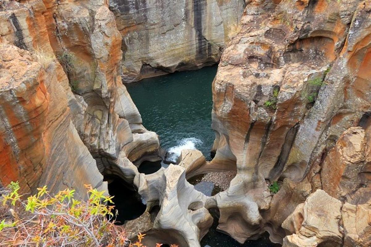 两座岩石峭壁之间的水域