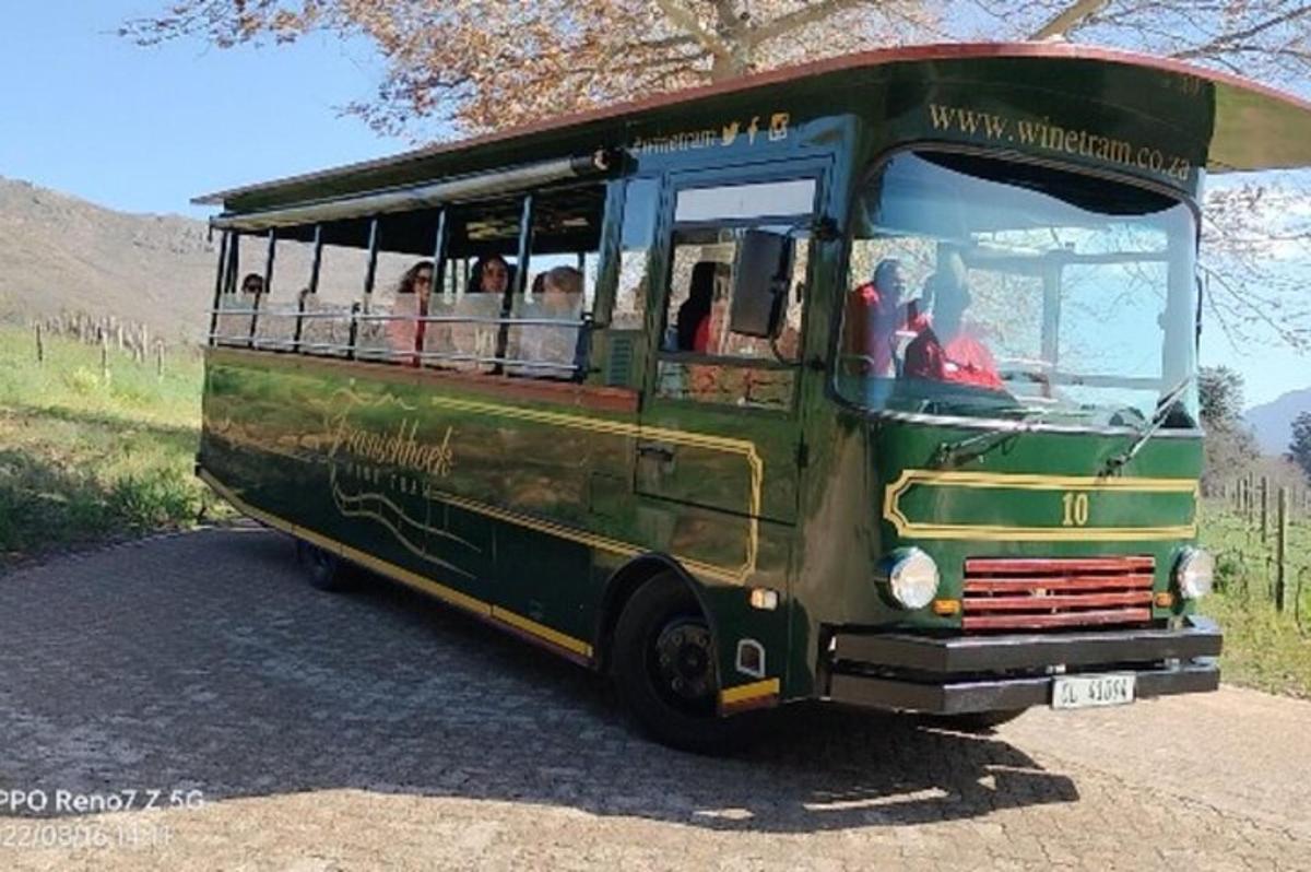 un autobuz verde cu oameni așezați înăuntru