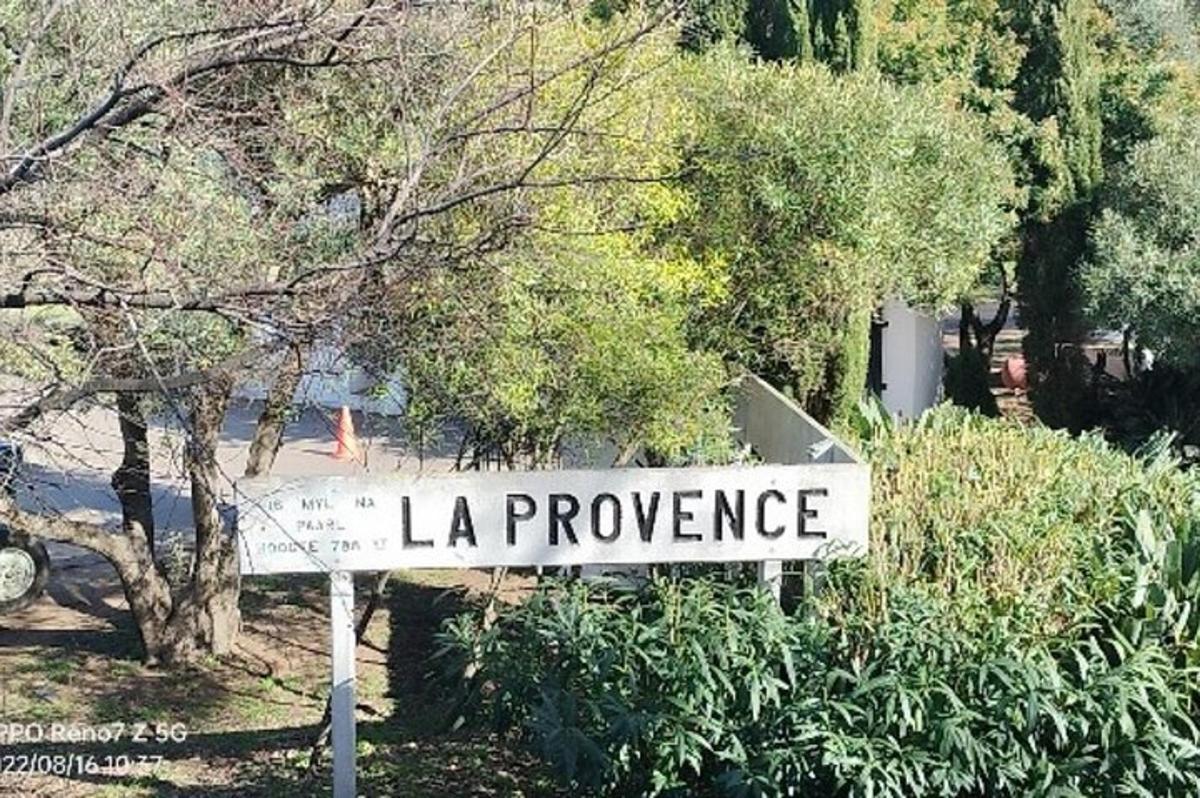un indicator stradal pentru La Provence într-un parc