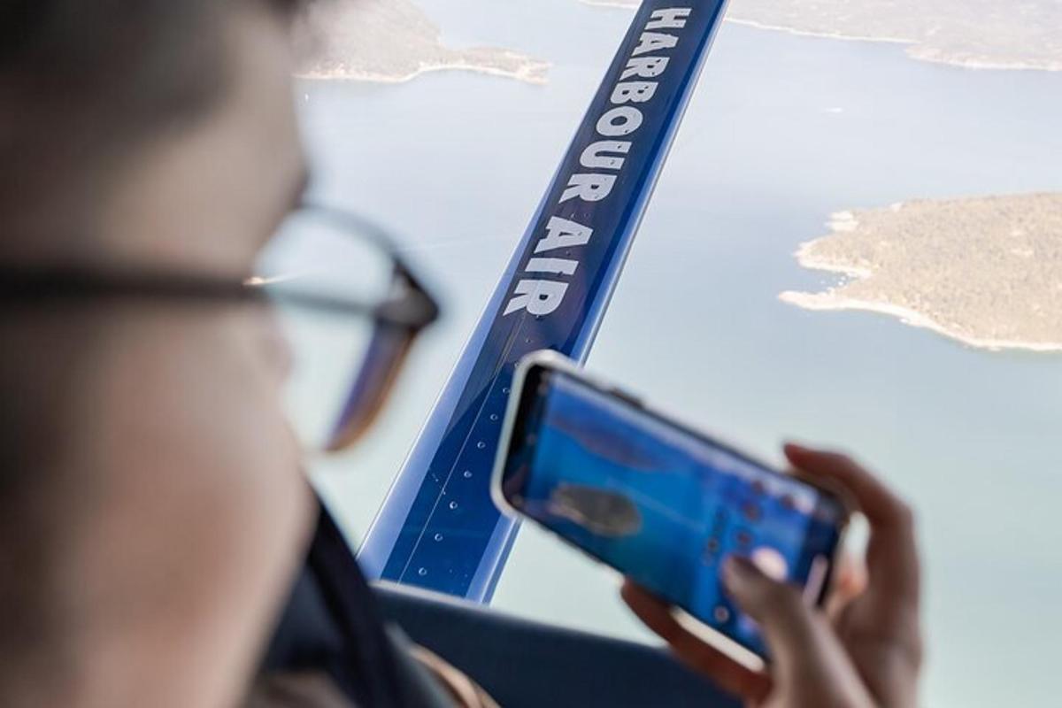 en kvinne med briller som ser på mobiltelefonen sin