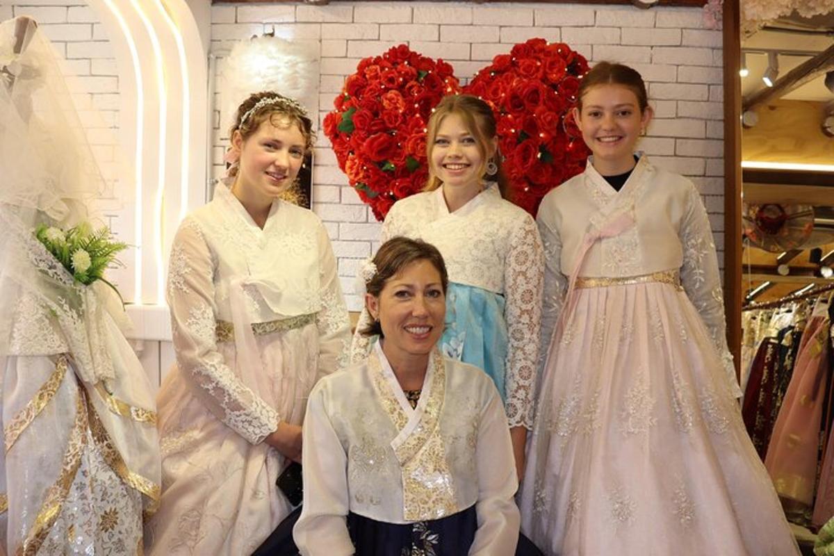 Un grupo de chicas con vestidos de novia posando para una foto.