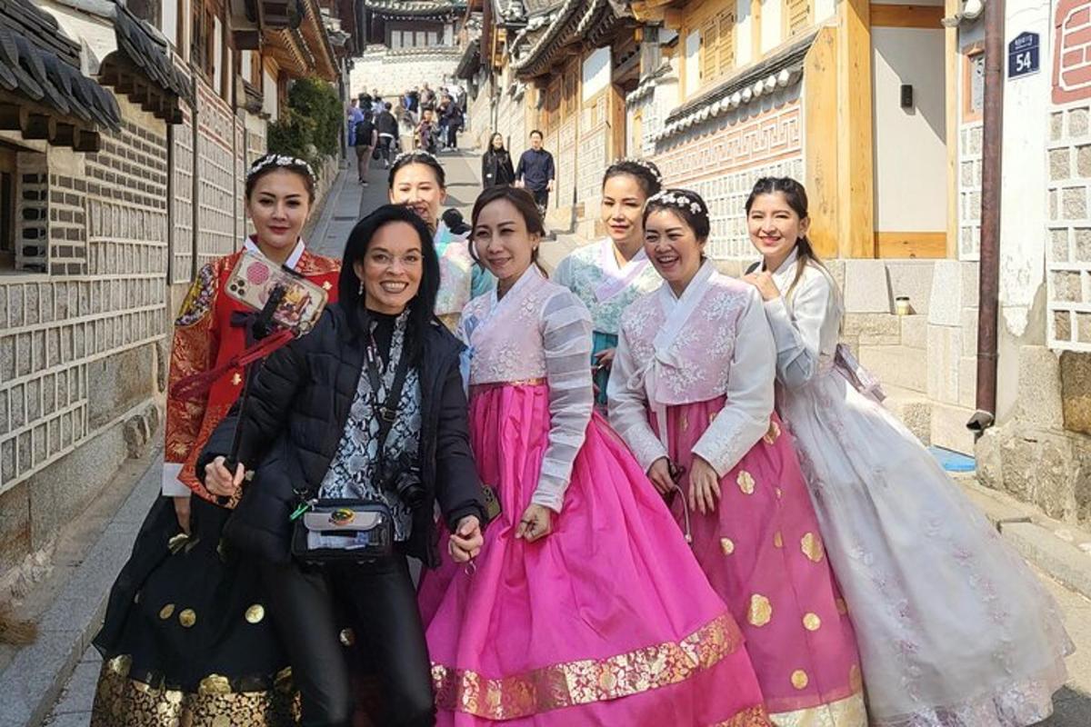 Un grupo de mujeres con vestidos posando para una fotografía.